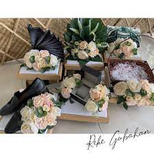 Sebab harini kami nak kongsikan 33 idea hantaran tunang untuk anda yang ingin melangsungkan pertunangan pada masa terdekat ni. Hantaran Cream Light Peach Bridal Gift Wrapping Ideas Wedding Gift Favors Wedding Gift Set