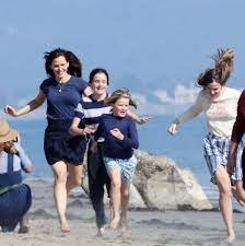 Actress jennifer garner, 49, appeared to have had an excellent mother's day as she beamed from ear to ear in los angeles after spending the day with her daughter seraphina. Jennifer Mit Kids Am Strand Familie Garner Macht Blau Leute Bild De