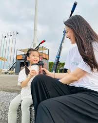 5Y2M 的載怡❤️ 好像是自從金先生回一趟韓國後載恩變得不愛爸爸碰&抱也不願讓她爸幫她做任何事（餵藥、換尿布衣服等等） 就連餵載恩吃水果餅乾都不行❌  導致只要有載恩在