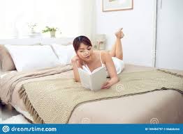 — ты уже́ (лежи́шь) в посте́ли? Madchen Lesen Ein Buch Im Bett Liegen Auf Dem Bett Und Lacheln Glucklich Und Entspannt Stockbild Bild Von Kissen Glucklich 169484797