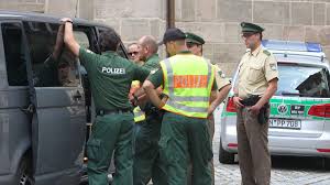 Dort griff ein mann mit einem messer wahllos passanten an und verletzte. Nach Anschlag Reservisten Armee Zur Polizei Unterstutzung Politik
