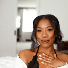 Janiqua Davis's Instagram, Twitter & Facebook