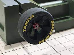 ホイールをロックナットで外れないようにシャフトをダイスでネジ切りして 抜け防止とレーシーな見た目をゲット シャフトはあらかじめ角を落とし細めに削ってからネジ切りしないと シャフトがホイールにスムーズに入らなくなり穴がガバガバになってしまいレースで