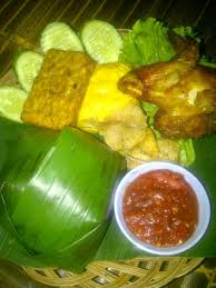 Pemandangan kota bandung akan terpahat sempurna di rumah makan sunda yang satu ini. Rumah Makan Saung Berkah Saung Berkah