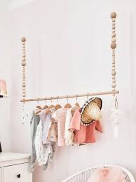 1001+ ideen für babyzimmer mädchen babyzimmer grau rosa gestaltungsideen weiß lila violett pelzteppich bett im zentrum des zimmers design. Babyzimmer Fur Madchen Schon Einrichten Westwing