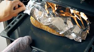 Schlage Ein Brot In Alufolie Ein Und Backe Es Im Ofen Wenn Du Die Folie Luftest Sind Alle Begeistert Leckerschmecker Lecker Schmecker Lebensmittel Essen