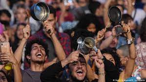 The protests generated significant repercussions in local politics. Cacerolazos Atronadoras Protestas Que Aun Resuenan Desde Chile Hasta Estados Unidos El Mundo Dw 03 06 2020