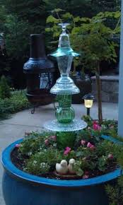 Glass Totem Pole So Easy To Make And Lovely To Look At Glass Garden Art Garden Art Projects Garden Art