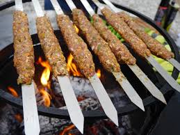 Yayınlanan bölümlerden derledik ve birbirinden nefis yemek tariflerini, birbirinden sıcak sohbetlerimizi seyircilerimizle yeniden paylaşıyoruz. Adana Kebap Spiesse Don Marcos Barbecue