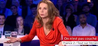 Elle n'a pas d'animaux et elle est heureuse comme ça. Victoria Abril Montre Ses Seins Dans L Emission On N Est Pas Couche Video