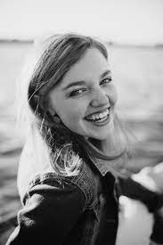 Liza Class Of 2019 Caitlin Tyner Photography Fishers Indiana Lifestyle Senior Portrait Photographer Senio Portrait Photography Poses Women Photography