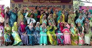 4 sk telok menegon sjk (c) hin hua 兴华 sjk (t) ladang emerald smk tengku ampuan jemaah 5 sk bukit niaga sjk (c) hwa lien 华联 sjk (t) ladang highlands smk tengku idris shah 6 sk jalan kebun sjk (c) keng chee 竞智 sjk (t) ladang jalan acob smk sultan abdul samad 7 sk batu belah sjk (c) khe beng 启明 Pabila Penaku Menari 123 Guru Smk Tengku Ampuan Rahimah Diraikan