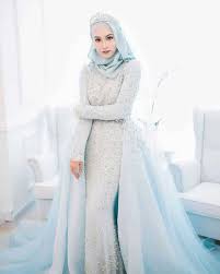 Model desain baju muslim masa kini juga menghadirkan paduan warna yang lebih fres dengan desain kini yang modis. Gaun Pengantin Muslimah Simple Dan Elegan