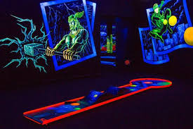 Beim schwarzlicht minigolf sind nicht nur die wände mit fluoreszierenden farben gestaltet, sondern auch die schläger und bälle leuchten! Simigolf Asperg 3d Schwarzlicht Indoor Minigolf Ausflugsziele Lokalmatador
