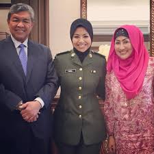 Anak presiden umno, nurul hidayah ahmad zahid hari ini mengucapkan takziah atas pemergian bahazanaria baharudin yang meninggal dunia hari ini akibat penyakit barah. Datuk Nurul Zahid Sahut Cabaran Abah Kini Bangga Sarung Uniform Pangkat Leftenan Nona
