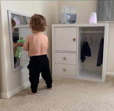 Montessori Kleiderschrank Fur Kleinkinder In 2020 Montessori Babyzimmer Kinder Zimmer Kleinkind Mobel