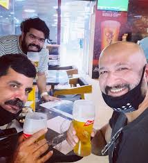 He has been married to mandira bedi since february 14, 1999. Devqdpa Pj0qpm