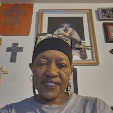 After his 56 point performance Stephen Curry gave his mother, Sonya, his  game worn jersey 🥹 (via @warriors)