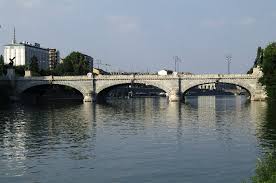 Il fiume ubriaco barcolla tra gli argini. Museotorino