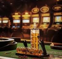 Casino Style Whiskey Decanter Set - 50.7oz With 4 Dice Glasses (Gift For  Men, Bourbon Lovers)