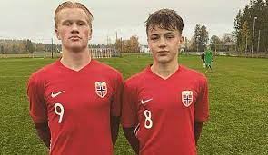 He plays as a striker. Erling Haalands Cousin Tjaland Wandelt Auf Den Spuren Des Bvb Stars Der Quasi Doppelganger Mit Der Wahnsinnsquote