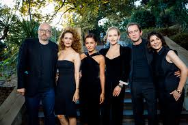 «трое» — мишень легкая настолько, что неинтересно нацеливать в нее критические стрелы. Foto Artem Vasilev Viktoriya Isakova Anna Melikyan Yuliya Peresild Konstantin Habenskij Natella Krapivina Gosti Pokaza Filma Troe Na Kinotavre Tatler Zhurnal O Svetskoj Zhizni