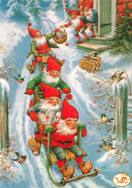 Inte så mycket tomtar, desto mer blommor, ljusslingor och saker från naturen🌟 albumet fylls på med fler bilder efter hand! Pin Pa Household Spirit Tomte Nisse