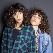 Si vous êtes ravie par cette bonne nouvelle, consultez cette liste de superbes coiffures. 8 Regles D Or Pour Les Cheveux Boucles Elle