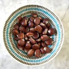 Facciamo un trito di cipolla e carota soffriggiamo in una casseruola con dell'olio. Come Sbucciare Le Castagne Crude Metodo Facile E Veloce