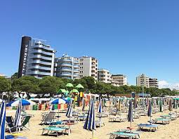 Soggiorno con angolo cottura (tv, frigo con congelatore, divano letto. Ville Bungalow E Appartamenti In Affitto A Lignano Sabbiadoro Agenzia Vaparaiso