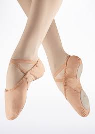 My goal in this video was to explain the hype of freed pointe shoes, and to hopefully unveil some of the mystery about how to find the right pair. Freed Move Dance Us