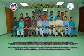 Lembaga pendidikan juga dapat didefinisikan sebagai suatu organisasi yang dibentuk untuk mencapai tujuan tertentu yaitu transfer ilmu pengetahuan dan budaya kepada individu untuk mengubah tingkah laku seseorang menjadi lebih dewasa dan memperoleh kehidupan yang lebih baik di masa depan. Bantuan Pendidikan Pulau Pinang
