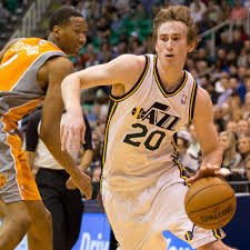 A su vez, en un trade a dos bandas con new orleans hornets y minnesota timberwolves, llegaban al equipo wesley johnson y brad miller a cambio de robin lópez y hakim warrick. Nba Final Score Jazz Endure Luis Scola Wesley Johnson Defeat Phoenix Suns 103 88 Slc Dunk