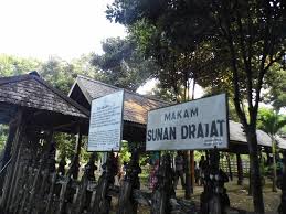 Beliau merupakan putra dari pasangan sunan ampel dan nyai ageng manila. 32 Tempat Wisata Di Lamongan Terbaru Yg Wajib Dikunjungi Saat Liburan