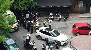 May 30, 2021 · η αστυνομία έχει εξαπολύσει ανθρωποκυνηγητό για τον εντοπισμό και τη σύλληψη του δράστη που εκτέλεσε έναν άνδρα σε καφενείο. Mafioziko Xtyphma Sta Sepolia Poios Htan O Papa H Papas H Ari H Aristidis Poy Dolofonh8hke Sthn Kafeteria