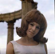 In business since 1956, with the publication of about 112 works (including albums, eps and collections). Ornella Vanoni 1960 Contrasto Cantanti Festival