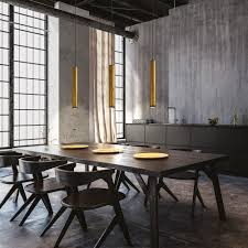 Stab Hangeleuchte In Messing Ausdrucksstarke Esstischbeleuchtung Fur Hohe Raume Anhanger Lampen Hangeleuchte Metallwande