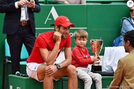 En remportant son 9e open australie, le serbe novak djokovic n'est plus qu'à deux longueurs du record de titres en grand chelem codétenu par roger federer et rafael nadal. Novak Djokovic I Once Showed My Son Stefan Who Rafael Nadal Is