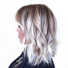Notre streetstyle a opté pour une paire. Balayage Pour Coupes Carrees Cheveux Blonds Blancs Idee Couleur Cheveux Coupe De Cheveux