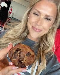 here’s what I ate (& loved) in October: , 🧡 sesame ribeye bowl from  @bartacolife , 🧡 half-baked cookies from @stonerspizzajoint during  @flapanthers game! 🏒, 🧡 banana croissant bread pudding from ...