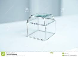 Boite Cadeau Transparent En Verre Carre Photo Stock Image Du Carre Verre 113827086 Cette jolie boite transparente de nougats contient pas moi de 600 grs de nougats, aux 4 les nougats de cadeau et chocolat sont d'exception, accompagnés de leur ballotin ou boîtes, ils sont à. boite cadeau transparent en verre carre