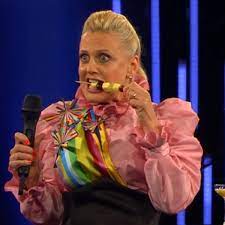 „woher hat babara schöneberger bitte dieses kleid. Barbara Schoneberger So Geht Der Kunterbunte Esc Look Bildderfrau De