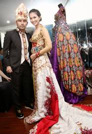 Model baju kebaya pengantin terbaru yang jadi tren fashion 2020 (desainer kebaya indonesia) stylo.id stylo indonesia. 91 Gambar Model Kebaya Terbaru Pesta Orang Batak Terbaik