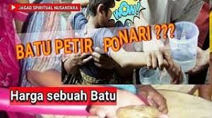 Perempuan itu juga memiliki batu petir sebagaimana milik ponari. Batu Petir Ponari Youtube