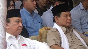 Selain menjalin kedekatan dengan gus dur, abuya uci juga dekat dengan habib maulana lutfi bin yahya dari pekalongan, jawa tengah. In Memoriam Gus Amik Di S Way