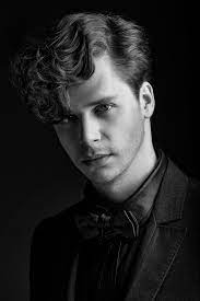 La Tendance Est Aux Contrastes Cotes Tres Courts Et Meches Tres Longues Un Style Fort Qui S Adapte A Tous Les Looks Et Permet Tous Coiffure Coiffeur Visage