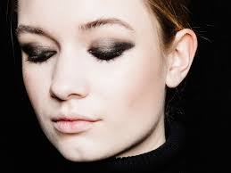 How to Apply False Eyelashes Like a Pro