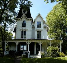 Una casa in stile americano vittoriano con porticato e tetto spiovente. La Casa Vittoriana Architettura E Aspetto Esterno Racconti Dal Passato