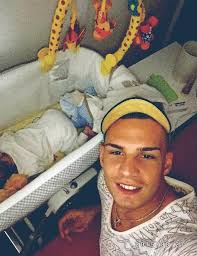 Pietro lombardi gewann 2011 die castingshow dsds, danach etablierte er sich als sänger. Pietro Lombardi Alessio Wie Ein Kleiner Frosch Am Facebook