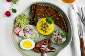 Det er ikke mange årene siden en salatbolle her i norge var ensbetydende. Slik Lager Du Hjemmelaget Italiensk Salat Delikat